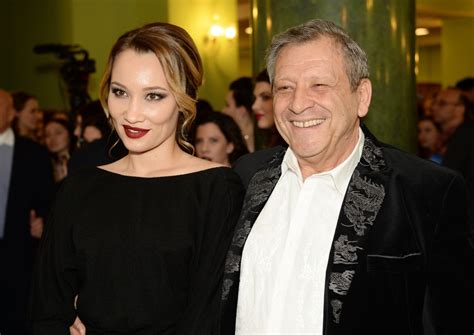 В молодости борис грачевский и не мечтал об успешной карьере режиссера, он трудился грузчиком реквизитного цеха. 71-летний Борис Грачевский в четвертый раз стал отцом