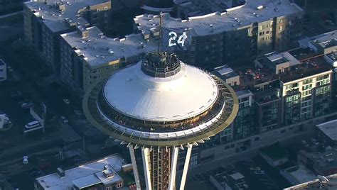 Photos 24 Flag Flies High Atop Space Needle In Honor Of Griffey Komo