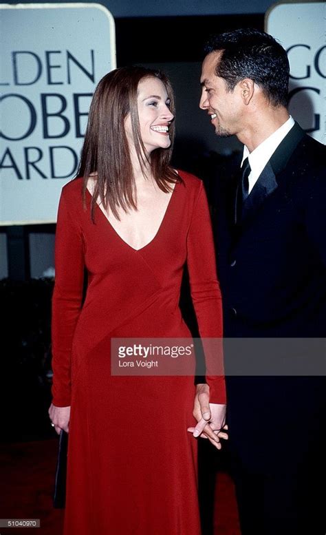 Julia Roberts With Benjamin Bratt 2000 Golden Globes Julia