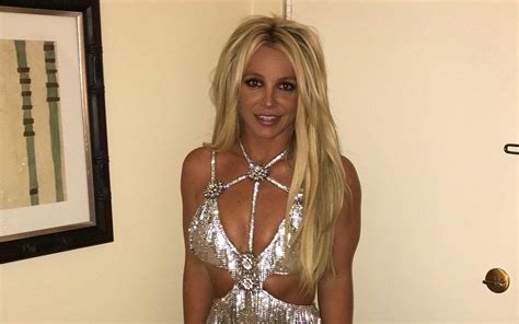 Toda Nua Britney Spears Edita Barriga No Photoshop Mas Deixa A Porta