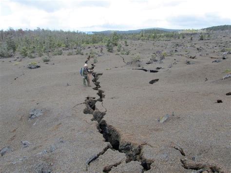 Ground Cracks Open Up At Kilauea Volcano Strange Sounds