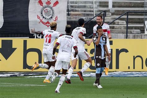 Teams corinthians flamengo played so far 42 matches. Flamengo goleia o Corinthians por 5 x 1 e vira líder do ...