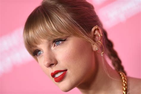 Taylor swift shows support for simone biles, praises gymnast's 'resilience' in tokyo. 2021葛萊美獎入圍名單：碧昂絲九項提名領先，Taylor Swift、Dua Lipa等女性音樂人大放異彩 ...