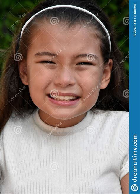 une jeune fille philippine en larmes image stock image du femelle sanglot 209713457