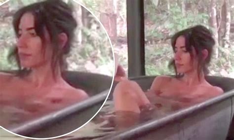 Naked Lisa Origliasso Sizzles In Bath Selfie On Instagram