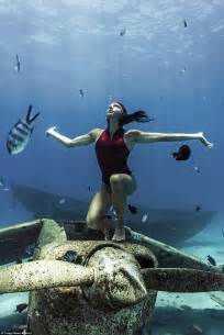 perth mermaid julia wheeler holds her breath underwater daily mail online