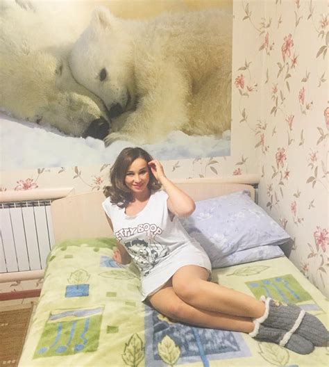 Домашнее фото Анфисы Чеховой в короткой пижаме поразило поклонников фото Новости шоу бизнеса