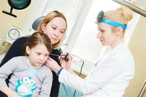 Examen de oído nariz garganta Otorrinolaringólogo con niño y