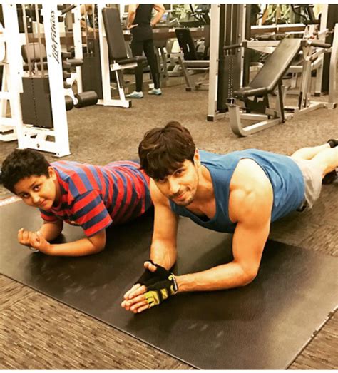 5 Sidharth Malhotra Approved Exercises And Workouts To Build Rock Solid Abs Without Any Equipment