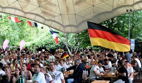 Insgesamt nehmen 24 nationen an der. Public Viewing in Düsseldorf, Köln und Essen zum EM-Spiel ...