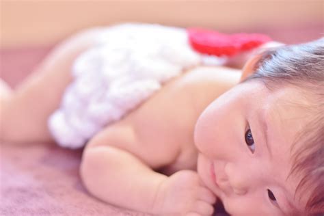 生後2ヶ月の赤ちゃんの特徴とは？成長の状況や育児の悩み・対策がわかる feeche フィーチェ