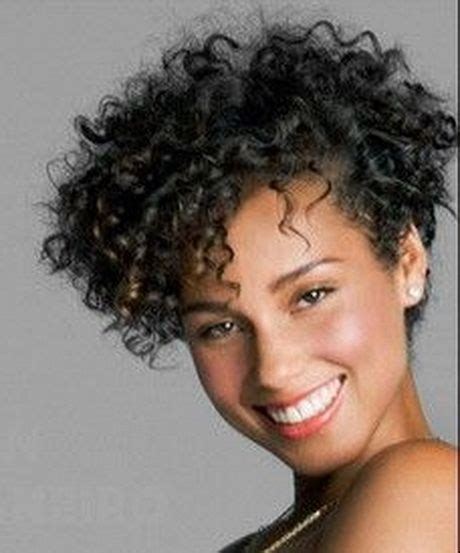 Vous avez les cheveux courts ou vous avez optez pour un big chop, mais vous ne savez pas comment mettre votre coiffure en valeur. Coupe courte femme metisse