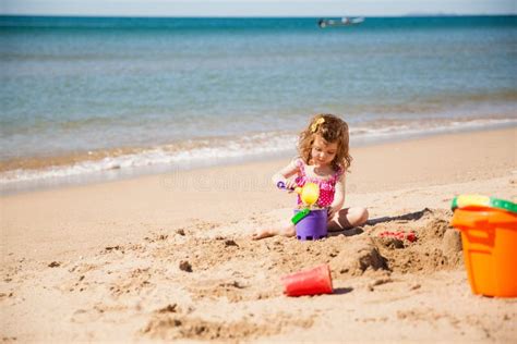 Bambina Che Gioca Alla Spiaggia Fotografia Stock Immagine Di Divertimento Pala