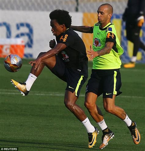 Neymar Trains With Gabriel Jesus Whilst Having Toe Injury Daily Mail