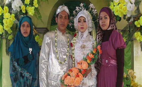 Pernikahan itu dilakukan oleh wali hakim. 5 Hukum Melakukan Perkawinan / Pernikahan Dalam Islam