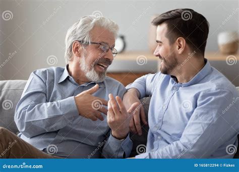 Padre Anciano Hablando Con Un Hijo Adulto Sentado En El Sofá Foto De