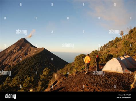 Los trekkers ver una erupción del volcán de Fuego desde un campamento