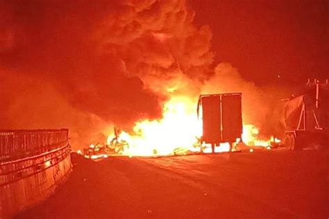 Autopista M Xico Quer Taro Cerrada Tras Fuerte Incendio Provocado Por