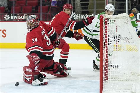 Petr mrázek is a czech professional ice hockey goaltender, currently playing for the carolina hurricanes of the national hockey league. Petr Mrazek obtient un blanchissage à son retour au jeu ...