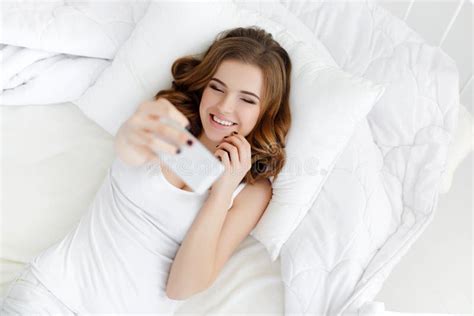 Mooi Meisje Die Selfie In Het Bed Maken Stock Foto Afbeelding Bestaande Uit Internet Sluit