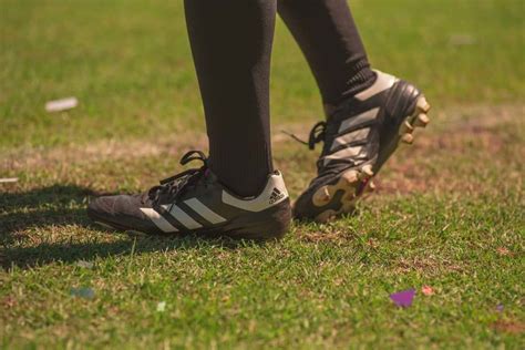 Gently cleaning both the jewellery and the site of the piercing and letting your ear have a short break from wearing them. How to Clean Smelly Soccer Cleats | AthleticLift