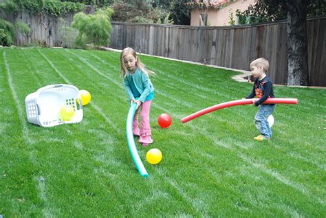 Otra de las ideas para juegos infantiles al aire libre es atender y percibir el entorno. 8 Juegos para disfrutar al aire libre | Más Chicos