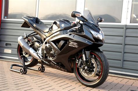 Underneath the new body work chassis wise it's very similar. Suzuki Gsx-r 750 K9 - RH Motoren