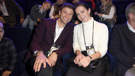 Thomas müller mit ehefrau lisa: "Übungsweltmeister": Das sagt Thomas Müller zur Baby ...