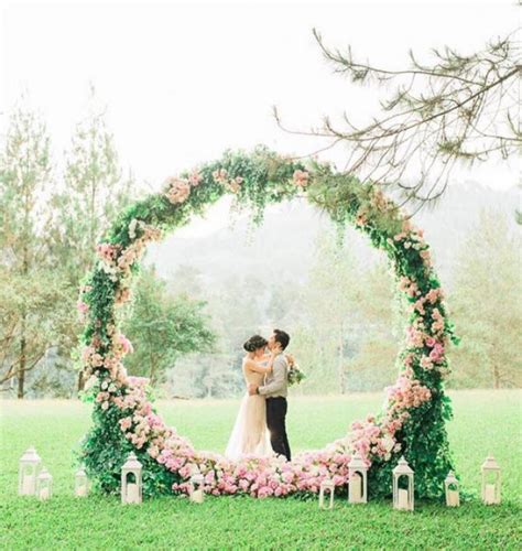 15 Stunning Floral Backdrops For Perfect Wedding Pictures