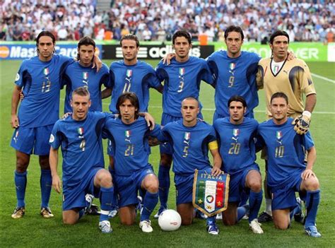 Naast alle super coole spellen kun je bij gratisspelletjes.nl veel meer dan alleen spelen. Wereldkampioen - Voetbal - Italië, WK 2006, wedstrijdshirt ...