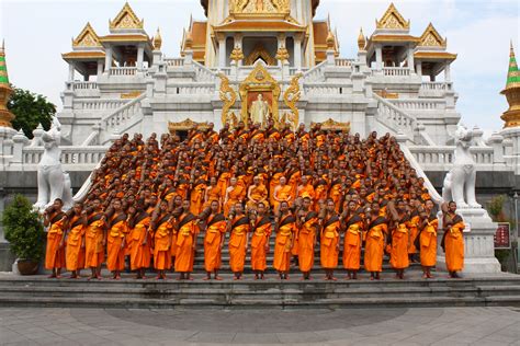 Gambar Kelompok Orang Orang Bangunan Merenungkan Agama Budha Pariwisata Tempat Beribadah