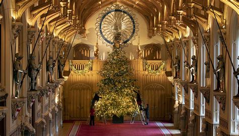 La regina elisabetta i ha il merito di ripristinare la relativa pace e stabilità in inghilterra, soprattutto considerando che al momento di prendere il potere, l'inghilterra era in guerra con la francia, che drenò significativamente le risorse. Natale a casa della Regina Elisabetta: gli appuntamenti ...