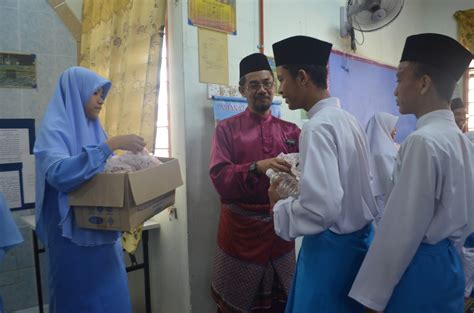 Kite kene ingat krn sape kita bole berdiri setingi ini. Cikgu Siti Hazreen: Majlis Restu Ilmu PT3 dan SPM 2015