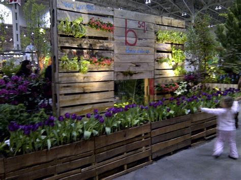 This is a simple and minimalistic design for your backyard. DIY: Pallet Garden