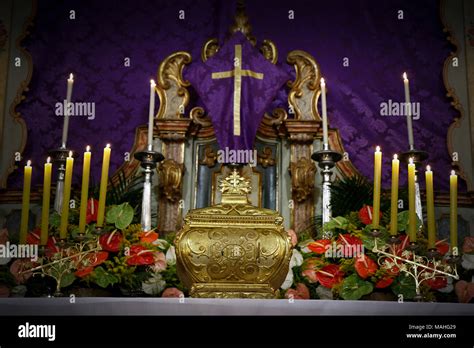 Blessed sacrament altar hi-res stock photography and images - Alamy