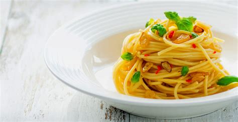Trofie al pesto genovese (basil pesto sauce). Ricetta Spaghetti aglio, olio e peperoncino (con acciughe ...