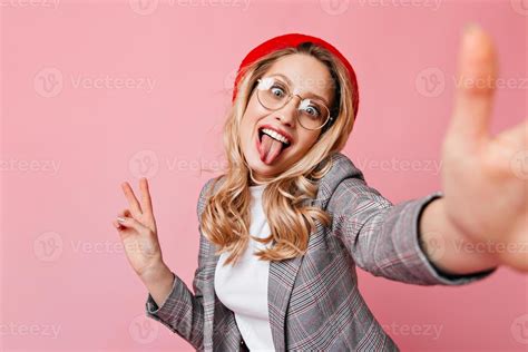 Erwachsene Dame In Grauer Jacke Und Roter Kappe Die Herumalbert Und Selfie Macht Blonde Frau