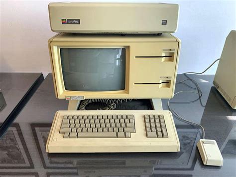 Rare Apple 1 Computer From Dubai Collector Sells For 340100