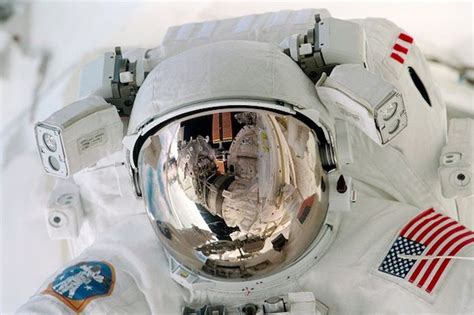 Nasaが映画 ゼロ・グラビティ をなぞって宇宙で撮影した写真を集めたシリーズ Gravity を大公開 宇宙 宇宙飛行士 宇宙ステーション
