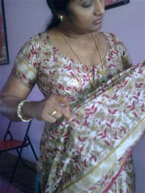 Aunty Looks Hot In Sareee Andhra Sexy Aunties