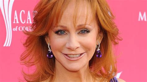 Country Star Reba Mcentire 66 Sparks Reaction With Youthful Appearance In New Video Inside