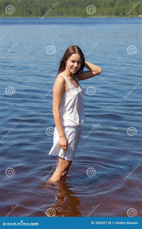 Dziewczyny Jeziora Wody Drewno Zdjęcie Stock Obraz złożonej z woda