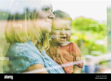 Reflejo De Madre E Hijo Joven Fotografías E Imágenes De Alta Resolución