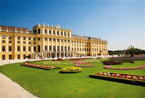 11 Amazing Royal Palaces Across The World You Have To Visit Hand