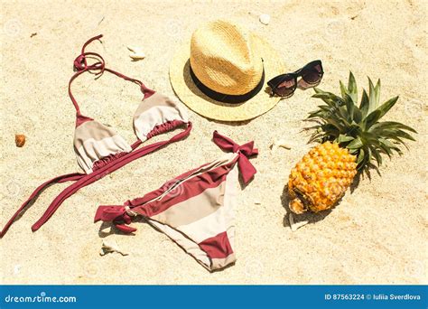 海滩图象：凉鞋、比基尼泳装、帽子和玻璃 库存照片 图片 包括有 衣裳 秸杆 图象 比基尼泳装 聚会所 87563224