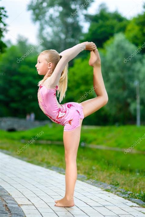Dikey Jimnastik Yaparken Esnek Küçük Kız Split — Stok Foto © Kostman