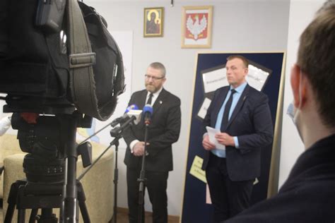 Podziel się udostęnij wykop skomentuj1 udostępnij. Grzegorz Braun: Narzucanie obostrzeń sanitarnych to ...