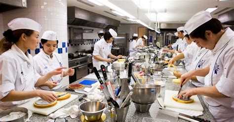 Learn more about the role including real reviews and ratings from current pastry chefs, common tasks and duties, how much pastry chefs earn in your state, the skills current employers are looking for and common education and career pathways. Become a Pastry Chef: Learn to Cook Desserts | BK Magazine ...