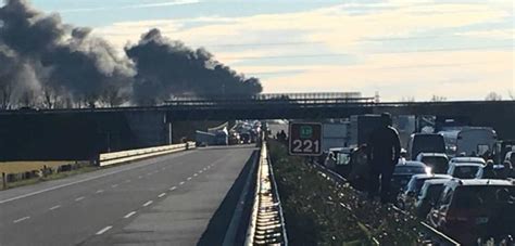 Giovane 27enne rianimato sul posto. Pauroso incidente sulla A21, vicino Brescia: autostrada ...