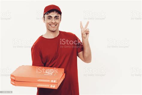 흰색 바탕에 피자 배달원 미소 남성에 대한 스톡 사진 및 기타 이미지 남성 남자 남자들만 Istock